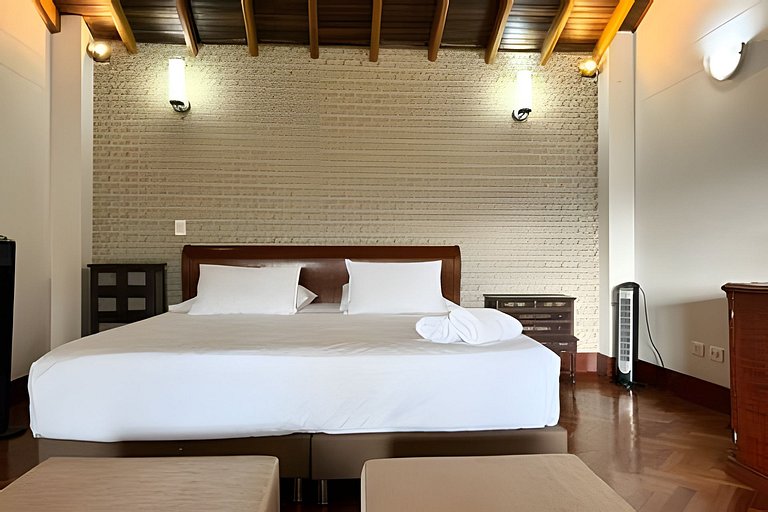 Medellin Mansion 680 m2 with pool and steam room