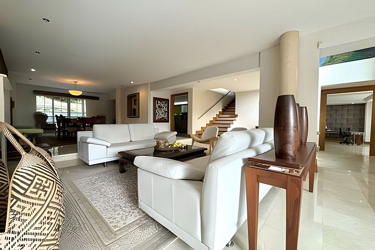 Medellin Mansion 680 m2 with pool and steam room