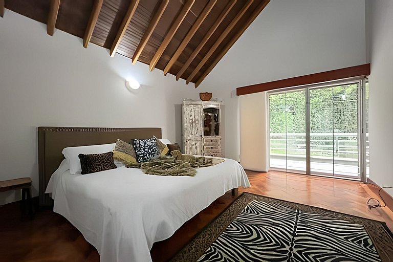 Medellin Mansion 680 m2 with pool and steam room