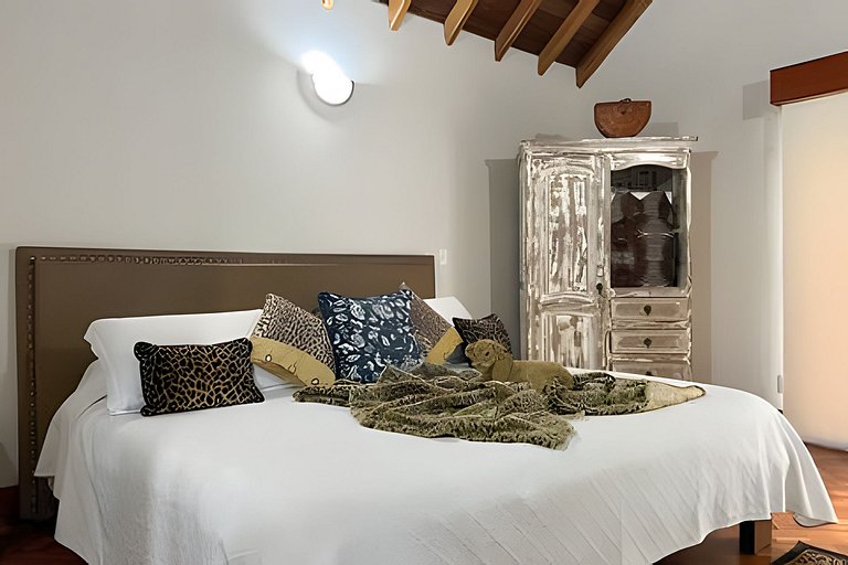 Medellin Mansion 680 m2 with pool and steam room