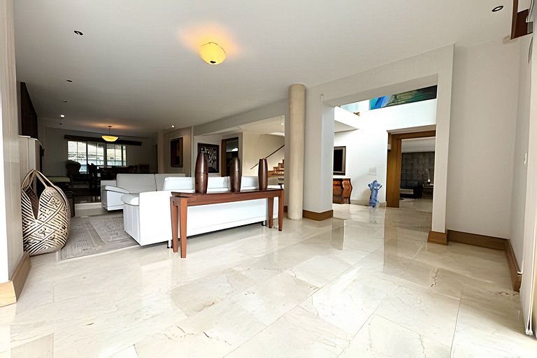 Medellin Mansion 680 m2 with pool and steam room