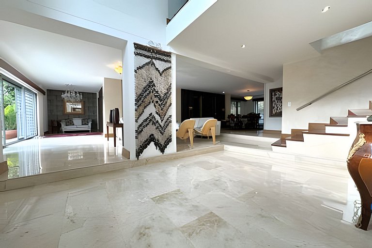 Medellin Mansion 680 m2 with pool and steam room